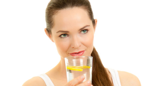 Pila je vodu s limunom i medom